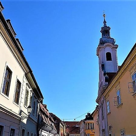 Downtown Apartments Deluxe Győr Buitenkant foto