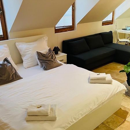 Downtown Apartments Deluxe Győr Buitenkant foto