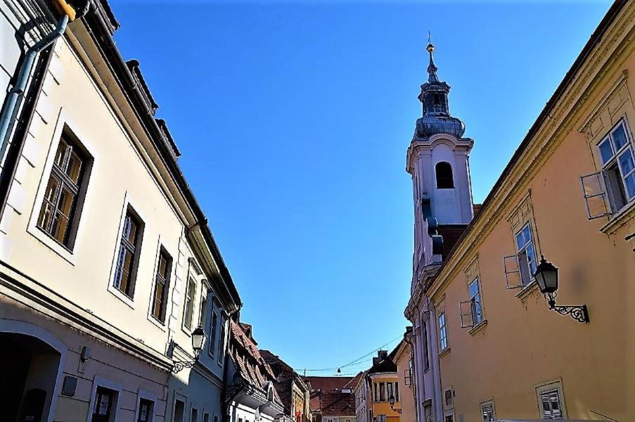 Downtown Apartments Deluxe Győr Buitenkant foto