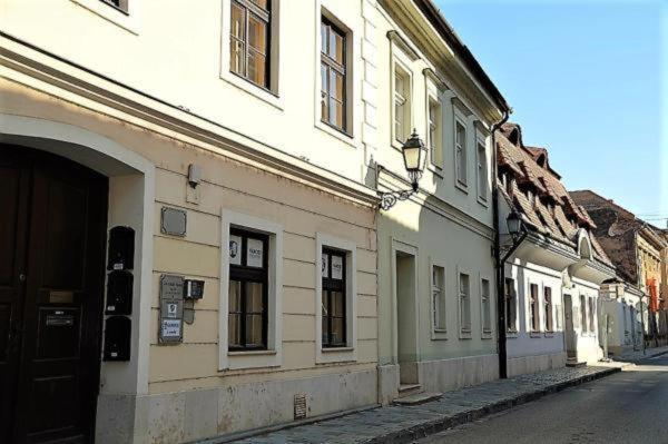 Downtown Apartments Deluxe Győr Buitenkant foto