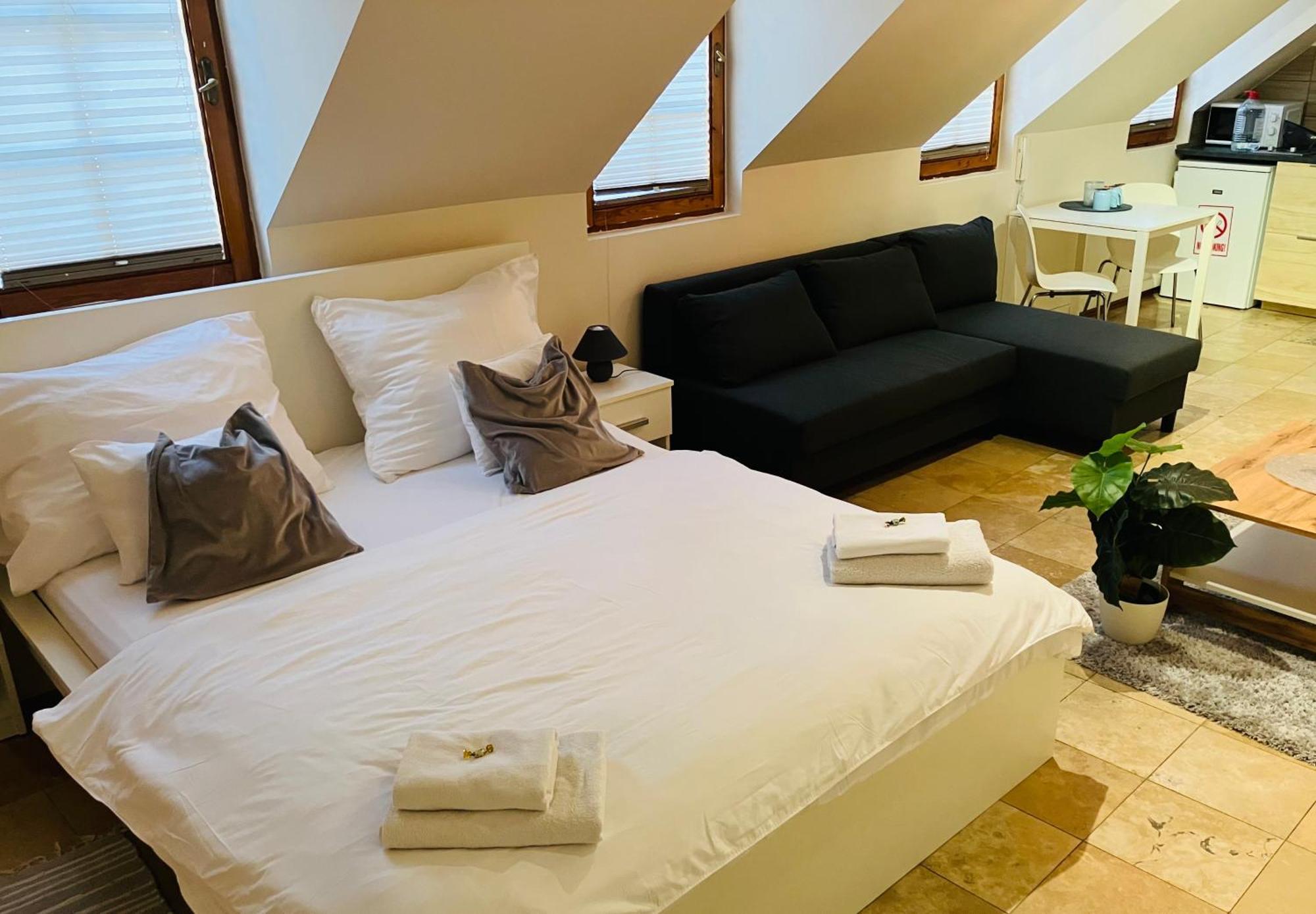 Downtown Apartments Deluxe Győr Buitenkant foto